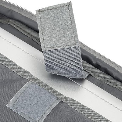 Borsa a tracolla anti-borseggio Rivacase Prater grigia e blu per portatili da 15.6 pollici.