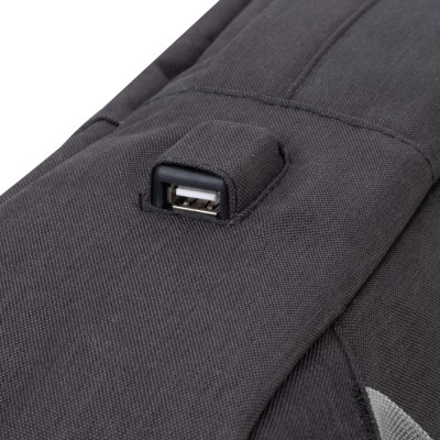 Kit Rivacase 7563 con borsa nera per notebook da 15.6 pollici e mouse wireless.
